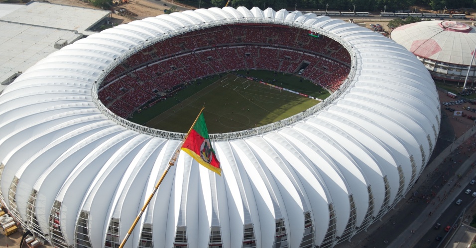 Vista aérea do reformado estádio Beira-Rio durante o jogo contra o Peñarol no festival de inauguração 