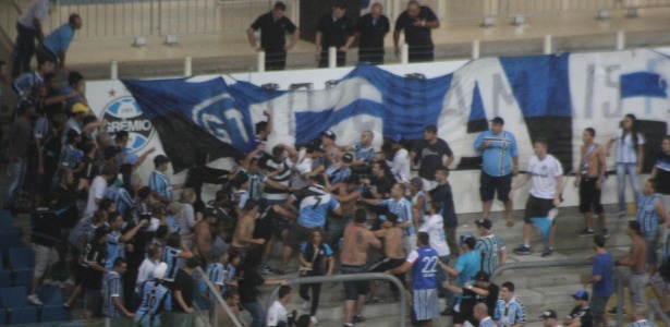 Torcedores brigam na arquibancada Arena do Grêmio durante jogo da Libertadores  - Marinho Saldanha/UOL Esporte