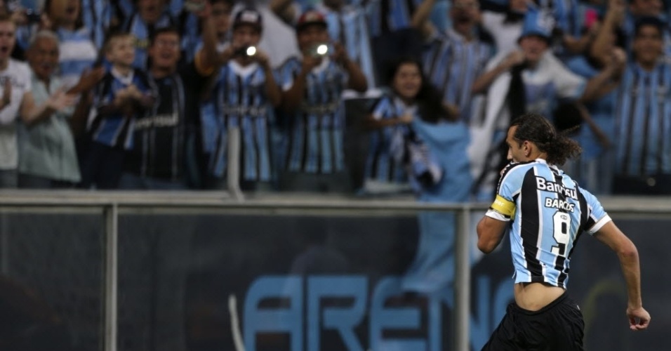 10.abr.2014 - Barcos comemora depois de abrir o placar para o Grêmio contra o Nacional