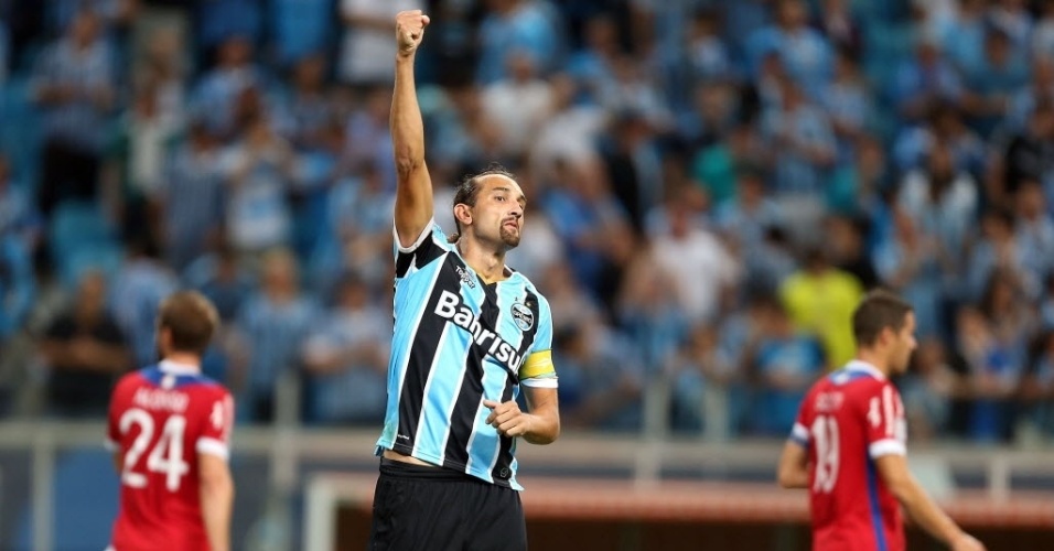 10.abr.2014 - Barcos comemora depois de abrir o placar para o Grêmio contra o Nacional