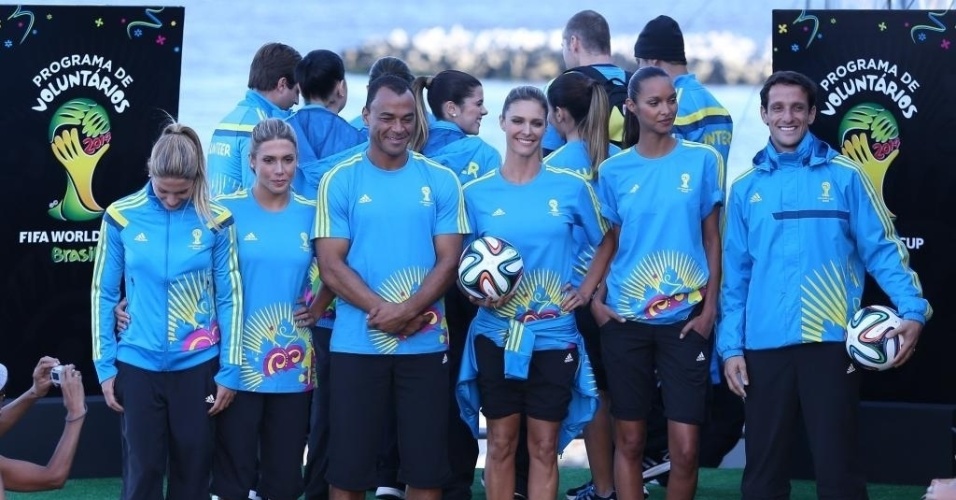 10.abr.2014 - Cafu, Fernanda Lima, Laís Ribeiro, Belletti, Bia e Branca posam com os modelos de uniforme que serão utilizados pelos 14 mil voluntários da Copa no Brasil
