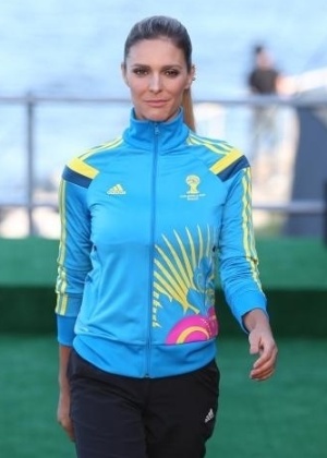 Fernanda Lima desfila no Fashion Rio com agasalho do uniforme dos voluntários da Copa no Brasil