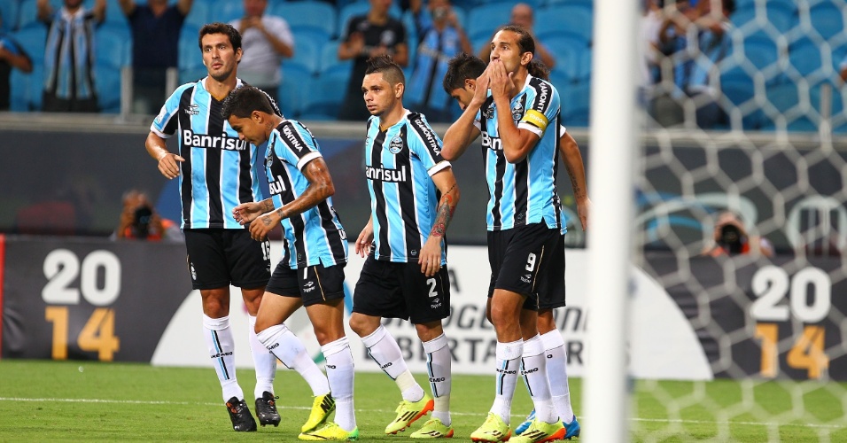 10.abr.2014 - Jogadores do Grêmio comemoram gol de Barcos contra o Nacional-URU pela Libertadores