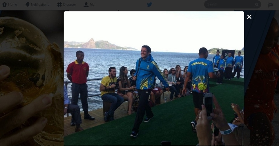 10.+abr.2014 - Juliano Belletti desfila com o agasalho que será utilizado pelos voluntários da Copa do Mundo no Brasil