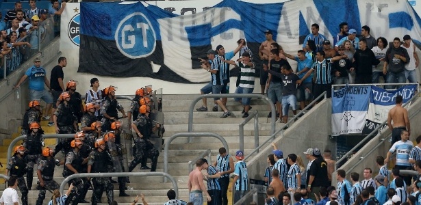 Vinte e três integrantes das torcidas do Grêmio brigaram antes do jogo contra Nacional-URU - JEFFERSON BERNARDES/AFP