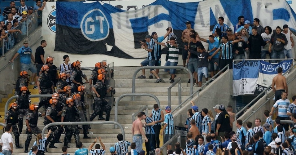 10.abr.2014 - Policiais entram em ação para acabar com a briga entre torcedores do Grêmio antes do jogo contra o Nacional