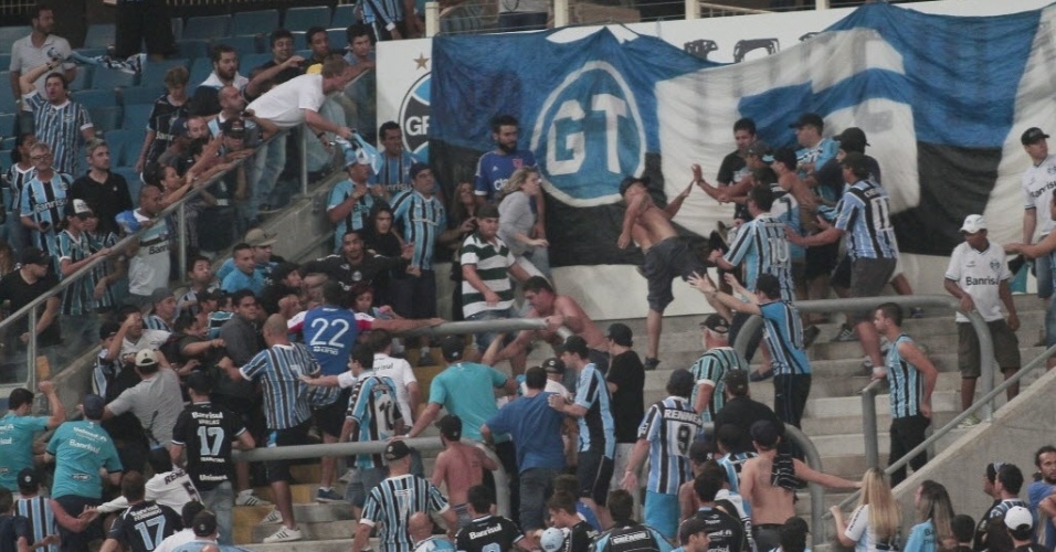 10.abr.2014 - Torcedores do Grêmio brigam na Arena antes da partida contra o Nacional
