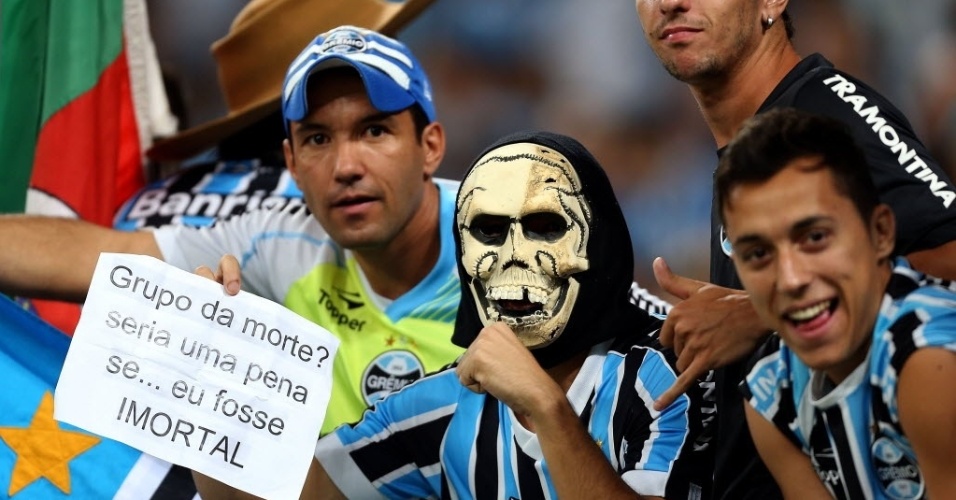 10.abr.2014 - Torcida do Grêmio brinca sobre o grupo da morte da Libertadores, composto também por Newell's Old Boys, Atlético Nacional e Nacional (URU)