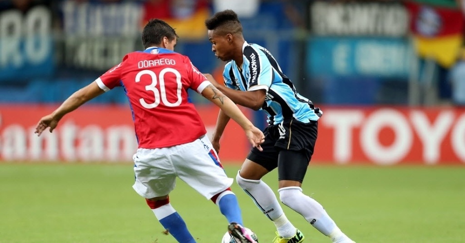 10.abr.2014 - Wendell, do Grêmio, encara a marcação de Vitor Dorrego, do Nacional, na partida válida pela Libertadores