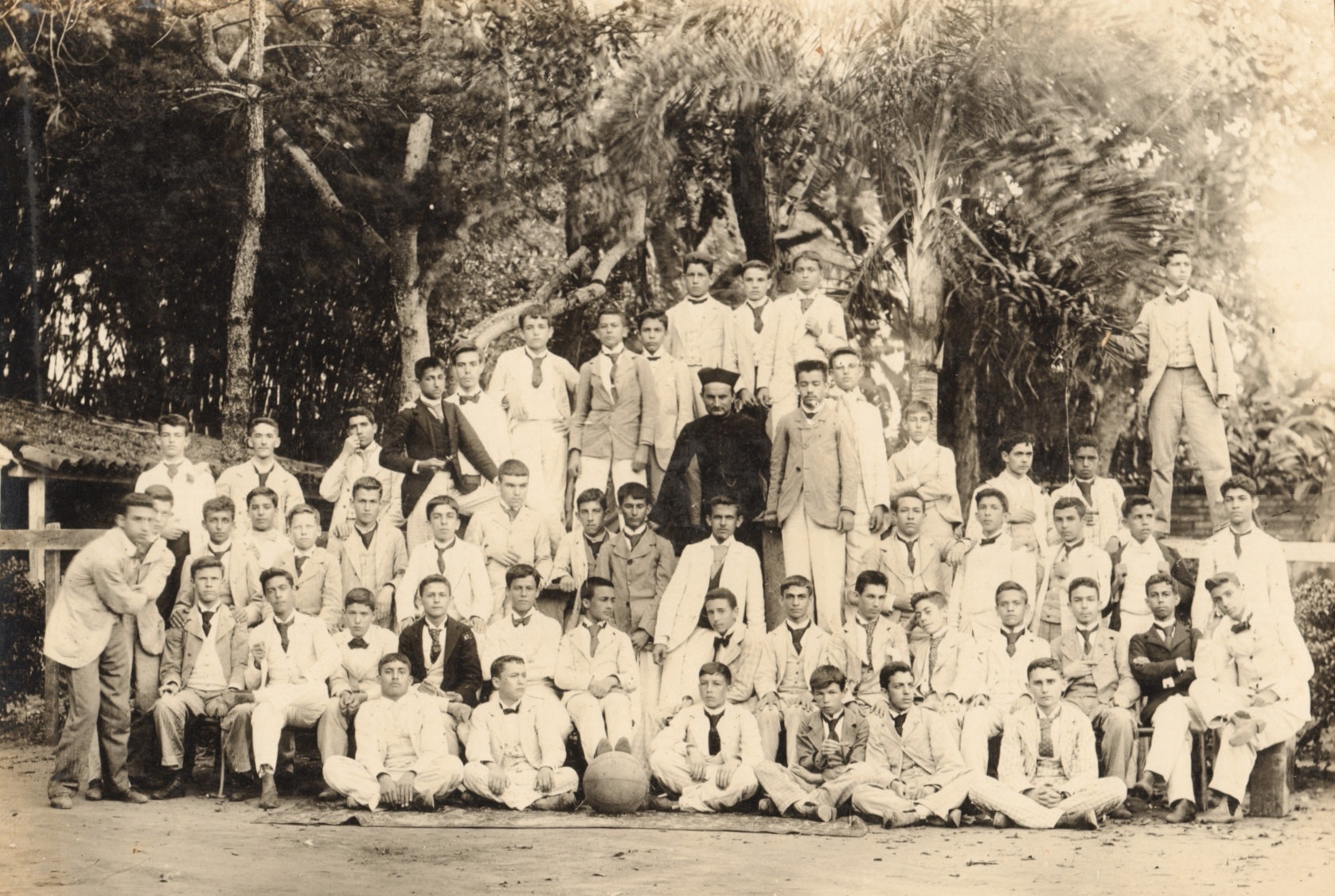 Alunos e padre jesuíta seu reúnem com uma bola de futebol em 1897 no colégio São Luis de Itu - Acervo Colégio São Luís