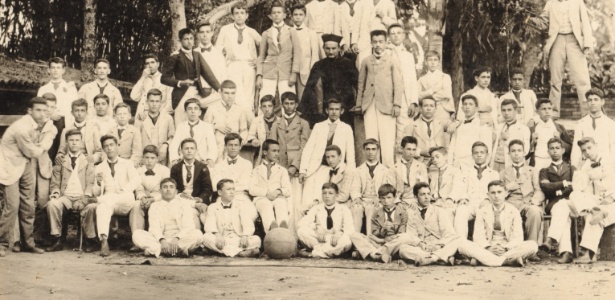 Alunos e padre jesuíta seu reúnem com uma bola de futebol em 1897 no colégio São Luis de Itu - Acervo Colégio São Luís