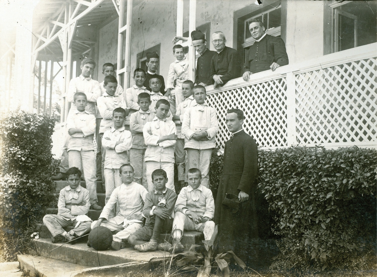 Alunos e padre jesuíta seu reúnem com uma bola de futebol no colégio São Luis de Itu - Acervo Colégio São Luís