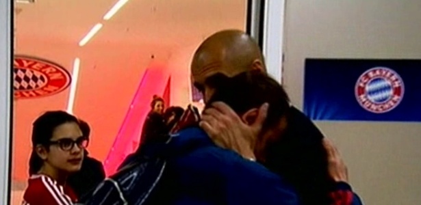 Guardiola dá beijo em Rafinha e fala algo no ouvido - Reprodução/TV Globo