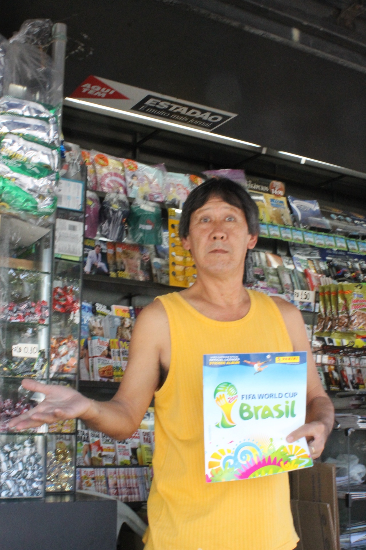 Jornaleiro reclama da falta de álbuns da Copa de capa dura nas bancas - Verônica Mambrini/UOL