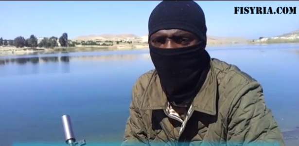 Vídeo publicado em site russo mostra um guerrilheiro que seria o francês Lassana Diarra - Reprodução