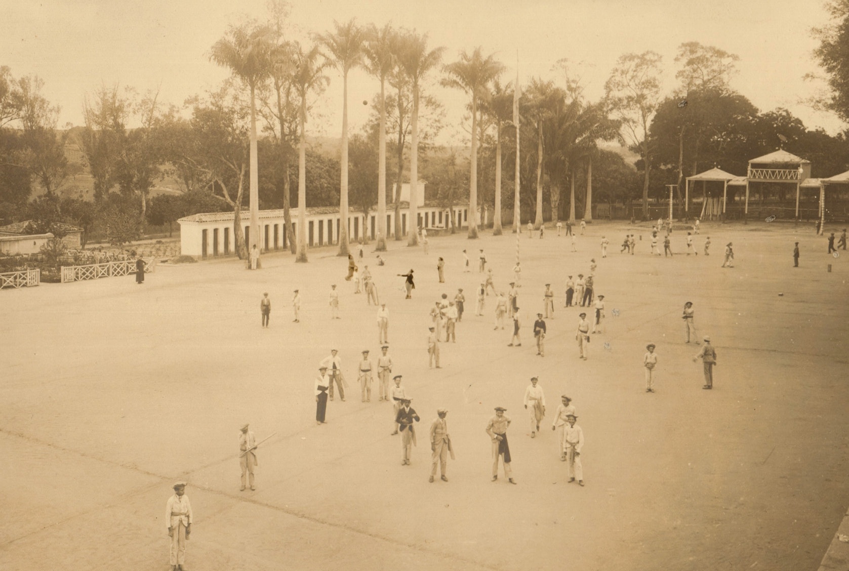 Vista panorâmica do pátio do colégio São Luis, onde os estudantes faziam educação física e jogavam futebol - Acervo Colégio São Luís