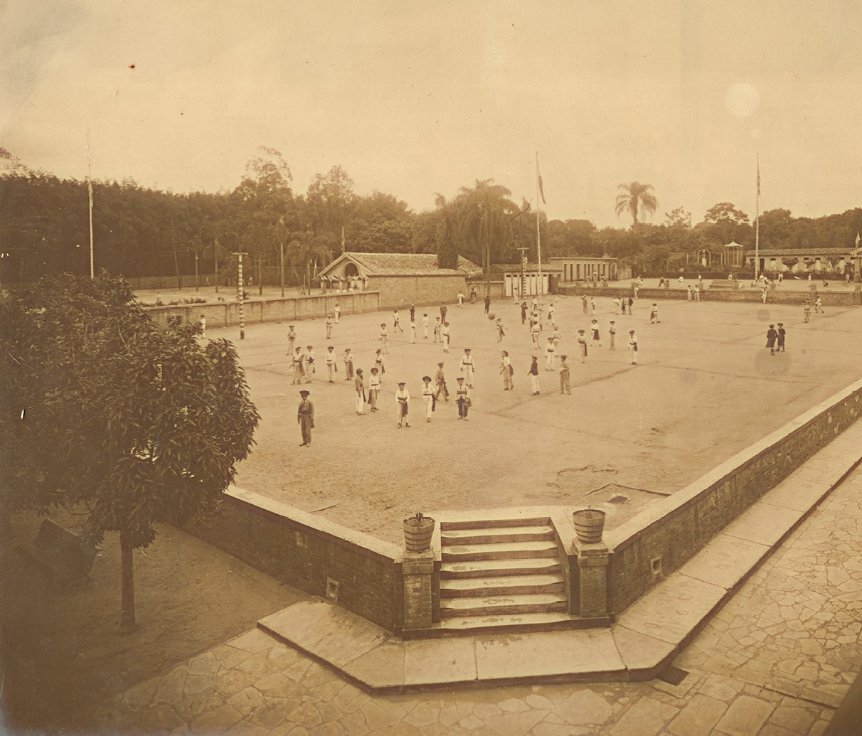 Vista panorâmica do pátio do colégio São Luis, onde os estudantes faziam educação física e jogavam futebol - Acervo Colégio São Luís