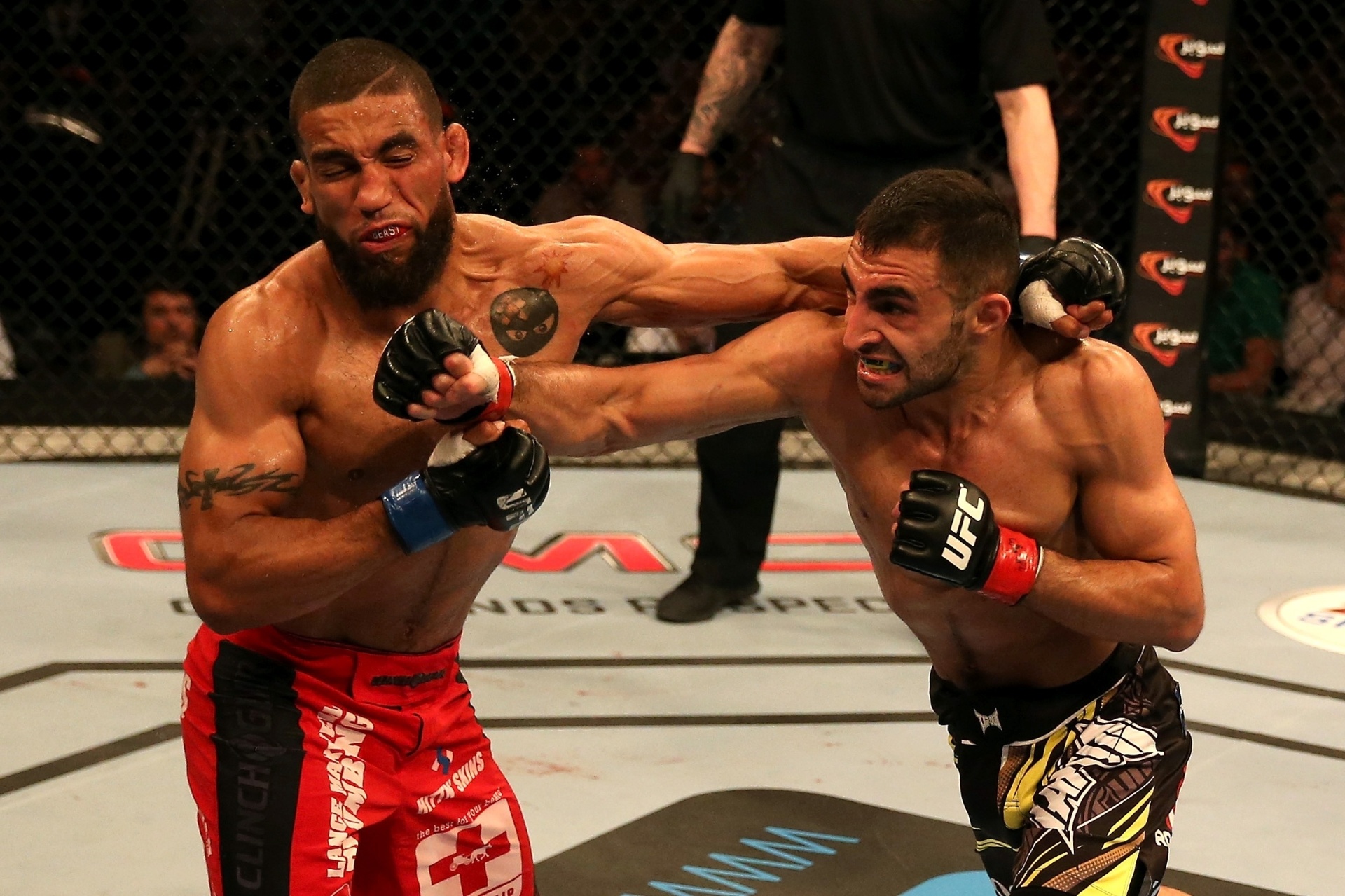 11.abr.2014 -  Jim Alers e Alan Omer fizeram luta muito disputada no card preliminar do UFC Abu Dhabi - Warren Little/Zuffa LLC