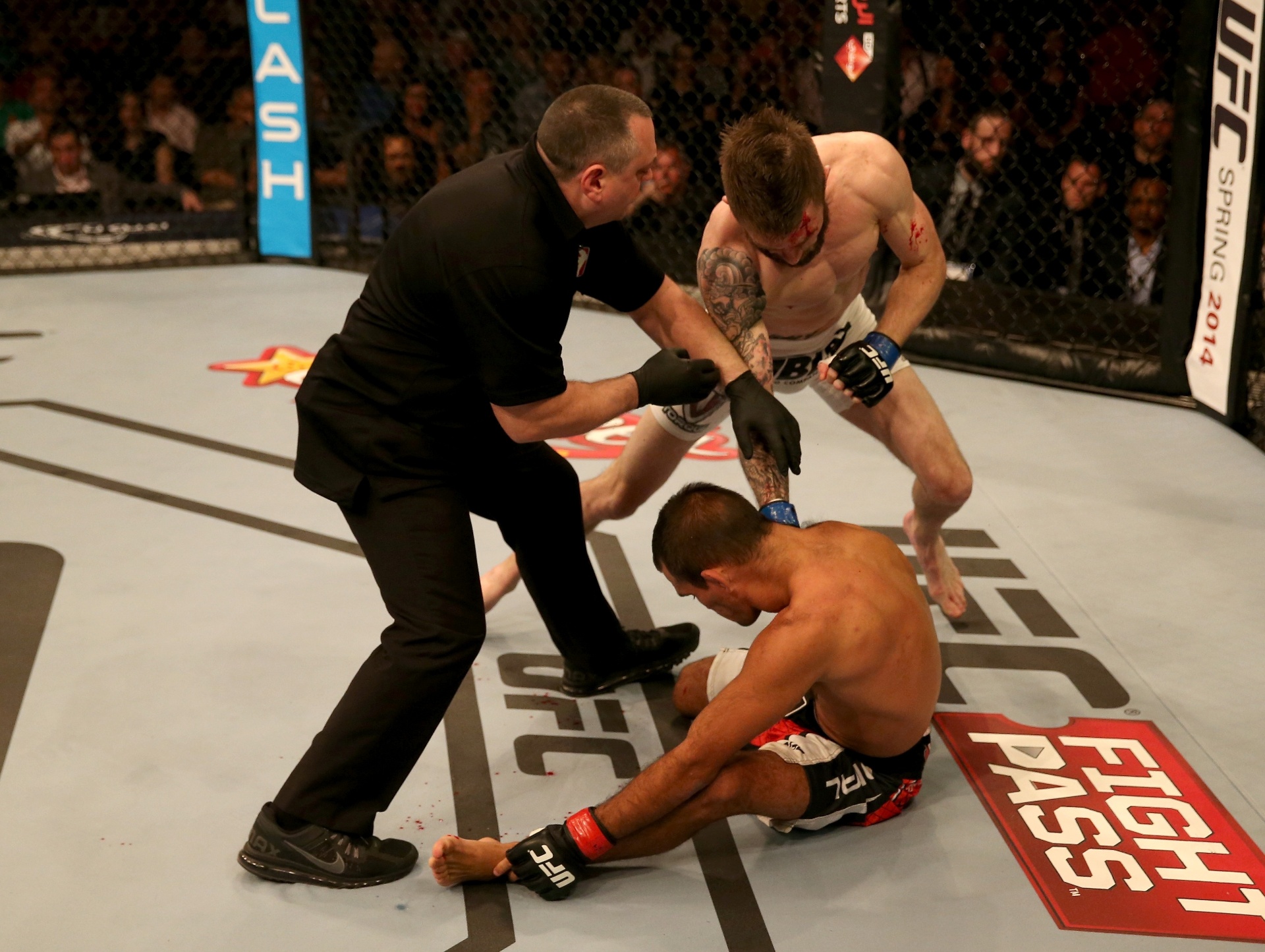 11.abr.2014 - Rani Yahya cai após receber cabeçada de Johnny Bedford; luta foi considerada um No Contest (sem resultado) - Warren Little/Zuffa LLC