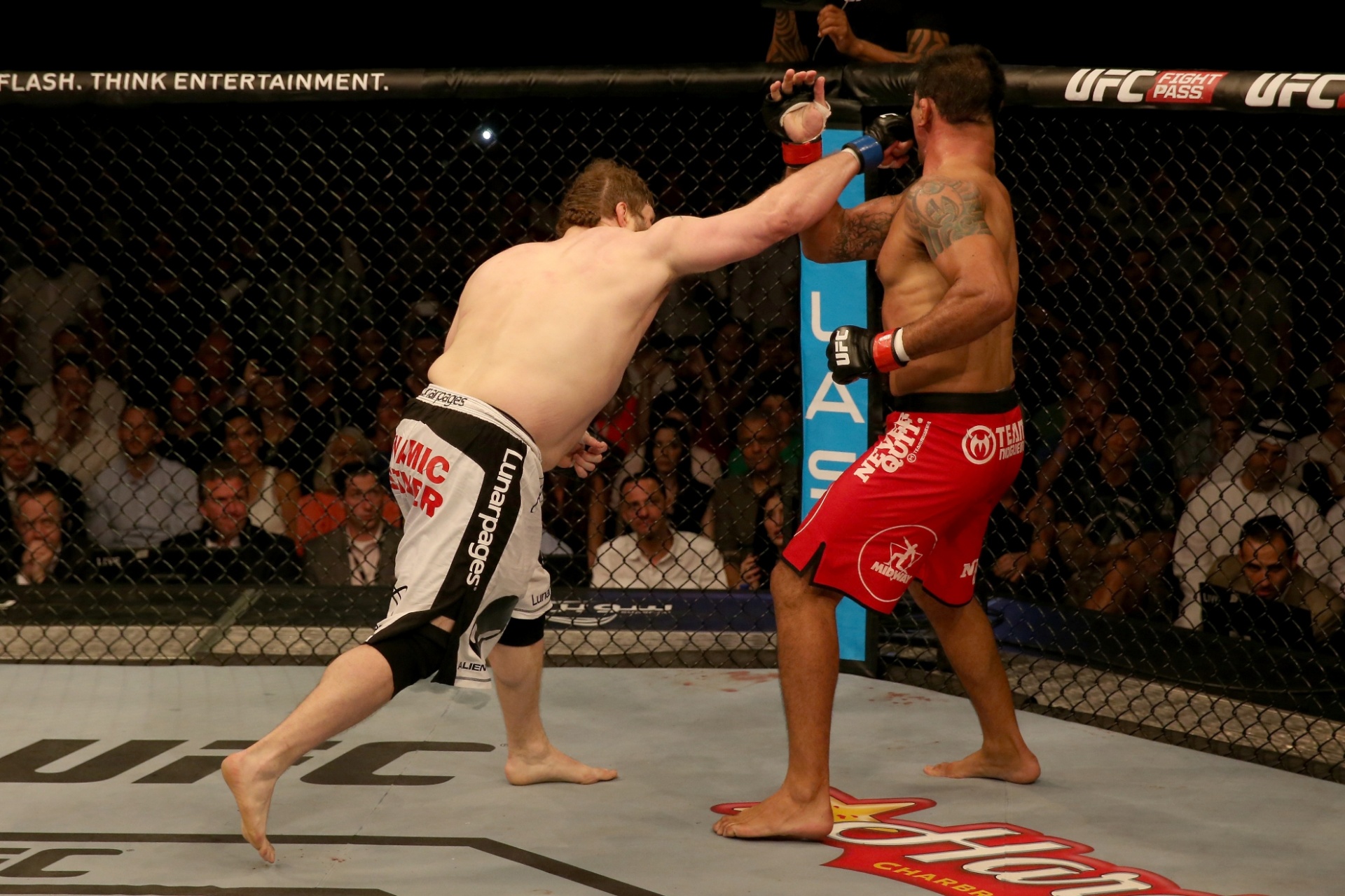11.abr.2014 - Roy Nelson acerta overhand no rosto de Minotauro; "gordinho" venceu por nocaute no primeiro round no UFC Abu Dhabi - Warren Little/Zuffa LLC