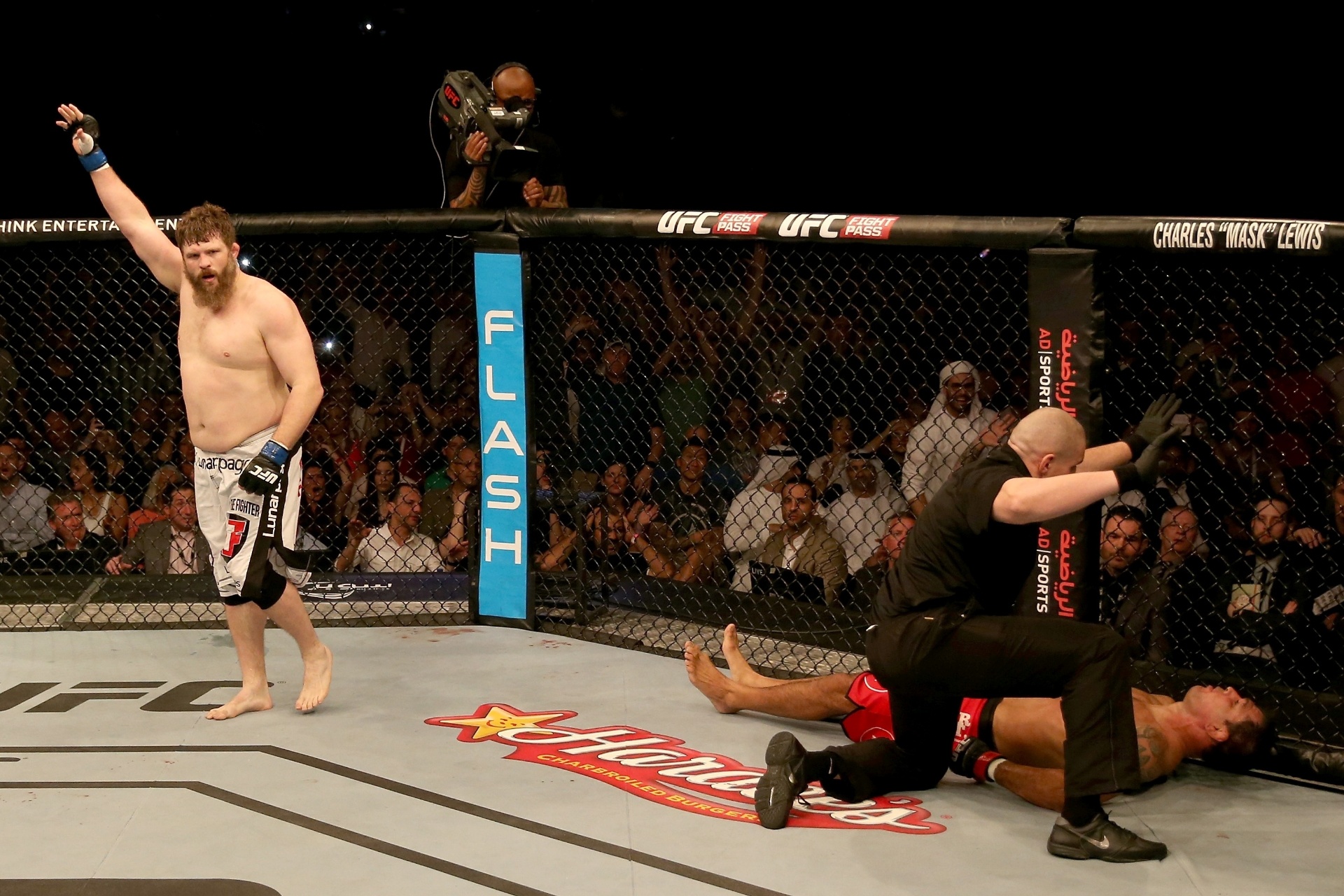 11.abr.2014 - Roy Nelson comemora após nocautear Minotauro no primeiro round da luta principal do UFC Abu Dhabi - Warren Little/Zuffa LLC