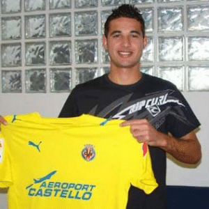 12.abr.2014 - Maurício posa com a camisa do Villarreal em apresentação no clube espanhol - undefined