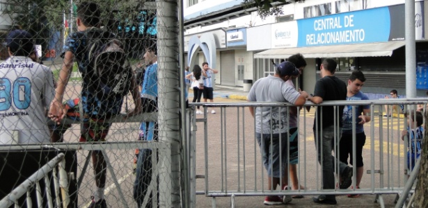 Sem poder fazer o tradicional "alento", torcedores do Grêmio aguardaram os jogadores no pátio do Olímpico - Carmelito Bifano/UOL