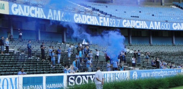 Torcedores do Grêmio entraram na parte final do treino e apoiaram a equipe com os tradicionais cânticos da torcida - Carmelito Bifano/UOL