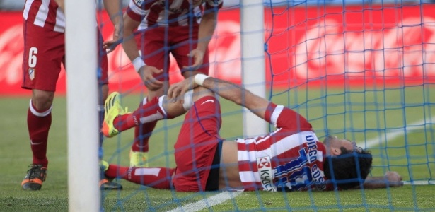Diego Costa grita de dor ao se chocar contra a trave em partida contra o Getafe - EFE/Víctor Lerena