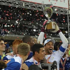 Goleiro Fábio ergue a taça de campeão mineiro após a final contra o rival Atlético-MG - Gualter Naves/Light Press