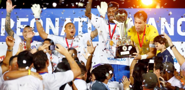Jogadores do Bahia erguem a taça e comemoram o título de campeão baiano em cima do rival Vitória - Felipe Oliveira/AGIF
