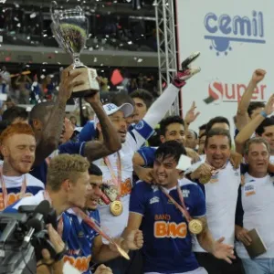 Jogadores do Cruzeiro erguem a taça de campeão mineiro e comemoram título em cima do Atlético-MG - Gualter Naves/Light Press