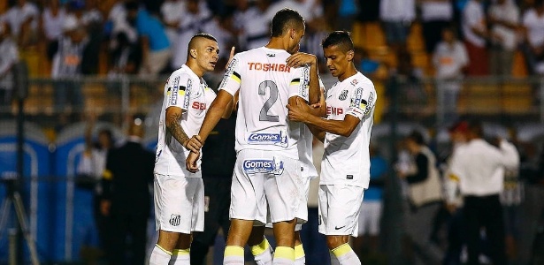 Jogadores do Santos consolam Neto após zagueiro errar pênalti contra o Ituano em 2014 - Ricardo Saibun/Santos FC