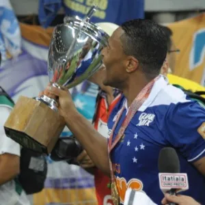 Julio Baptista dá a volta olímpica com a taça de campeão mineiro do Cruzeiro. O time celeste conquistou o título após dois empates contra o Atlético-MG - Gualter Naves/Light Press