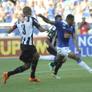 Julio Baptista dá um chute a gol durante a final do Campeonato Mineiro entre Cruzeiro e Atlético-MG - Gualter Naves/Light Press