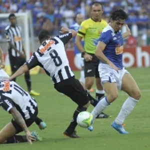 Ricardo Goulart e Leandro Donizete disputam lance no empate entre Cruzeiro e Atlético na final do Mineiro - Gualter Naves/Light Press