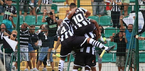 Jogadores do Figueirense comemoram gol em vitória diante do Joinville, no domingo - Luiz Henrique / site oficial do Figueirense