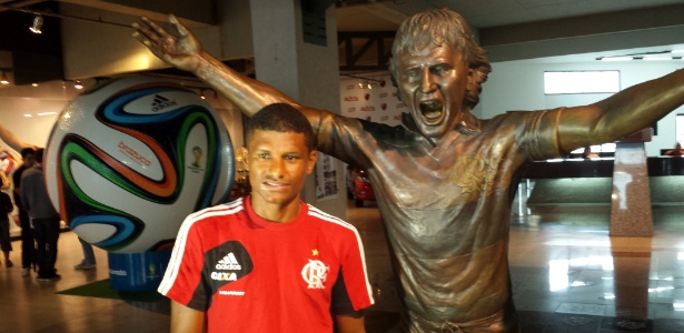Márcio Araújo posa ao lado da estátua de Zico na Gávea: mais um ano no Flamengo - Vinicius Castro/UOL