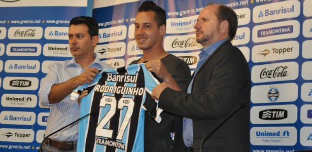 Entre diretores do Grêmio, Rodriguinho é apresentado no novo clube e mira título brasileiro - Marinho Saldanha/UOL Esporte