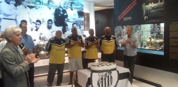 Santos realizou festa discreta para comemorar o aniversário de 102 nesta segunda-feira, na Vila Belmiro - Samir Carvalho/UOL Esporte