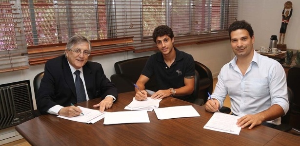 Hudson assinou contrato com o São Paulo na tarde desta segunda-feira, no CT da Barra Funda - Site oficial / saopaulofc.net
