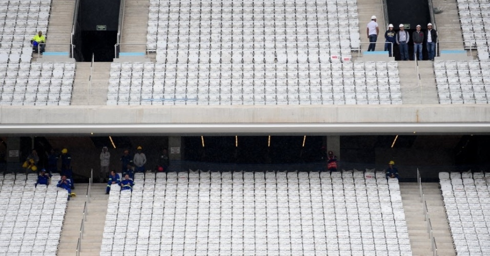 15.abr.2014 - Detalhe das arquibancadas do Itaquerão. Ainda em obras, estádio foi entregue ao Corinthians pela Odebrecht nesta terça-feira (15/04)