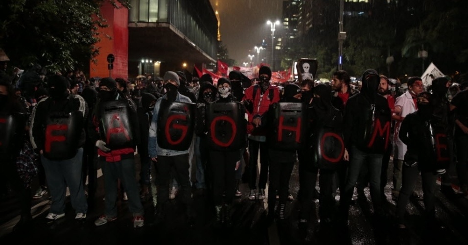 15.abr.2014 - Manifestantes protestam na avenida Paulista com a mensagem "Fifa Go Home", ou "Fifa vá para casa"