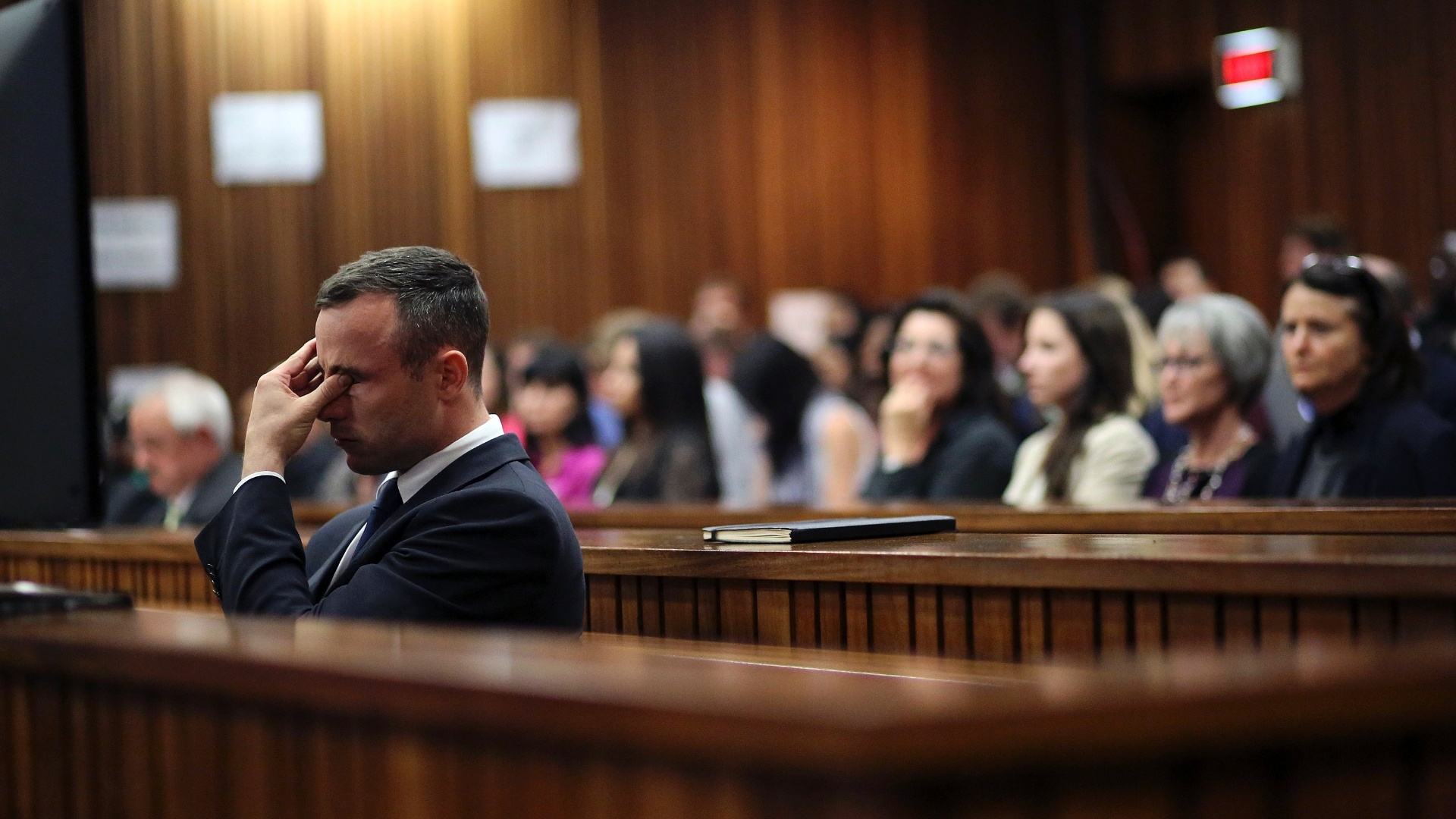 15.abr.2014 - Oscar Pistorius chora durante o 22º dia do julgamento pela morte da modelo Reeva Steenkamp