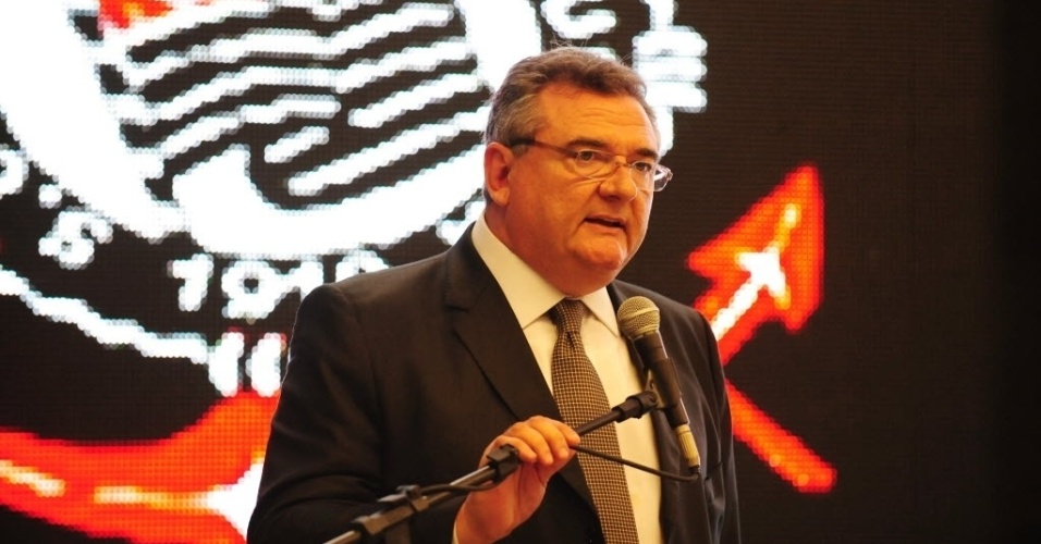 15.abr.2014 - Presidente do Corinthians, Mário Gobbi discursa na cerimônia de entrega de posse do Itaquerão ao Corinthians