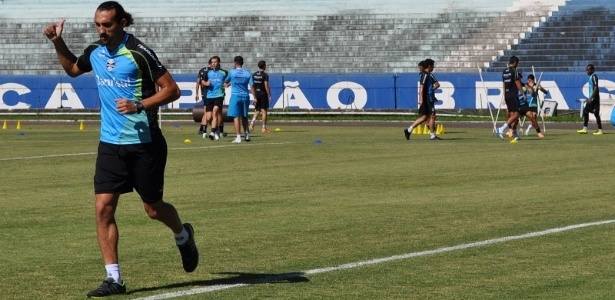 Barcos tem dores musculares e trabalha separado do grupo do Grêmio no estádio Olímpico  - Marinho Saldanha/UOL Esporte