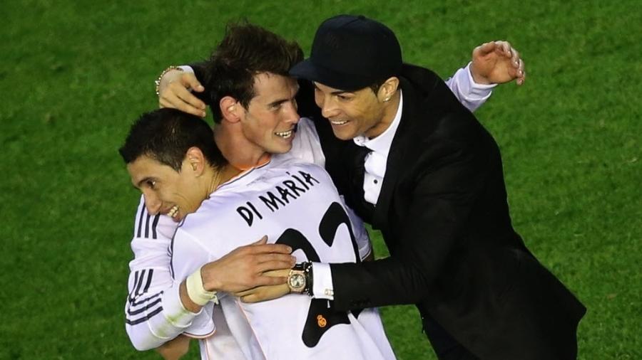 16.abr.2014 - Cristiano Ronaldo abraça os autores do dois gols do Real Madrid na vitória sobre o Barcelona, Bale e Dí Maria, para comemorar o título da Copa do Rei - AFP PHOTO/ JOSE JORDAN