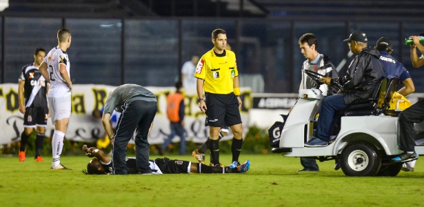 Everton Costa no chão de São Januário após sentir mal-estar durante confronto com o Resende  - CELSO PUPO/FOTOARENA/ESTADÃO CONTEÚDO