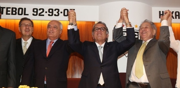 De mãos dadas, Leco, Carlos Miguel Aidar e Juvenal Juvêncio comemoram vitória - Rubens Chiri / saopaulofc.net