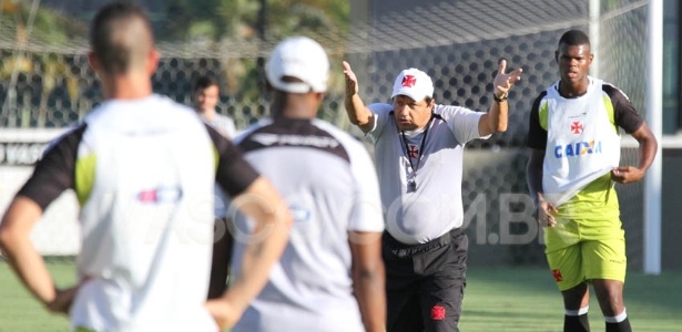 18 abr. 2014 - Adilson Batista gesticula e cobra de jogadores durante treinamento do Vasco em São Januário - Marcelo Sadio/Vasco
